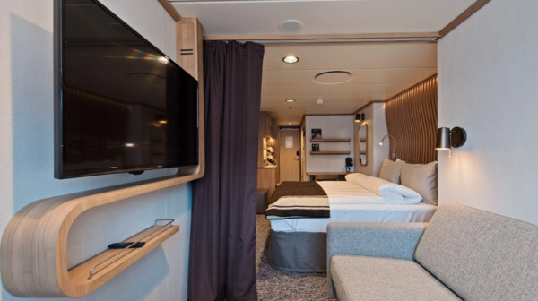 Hurtigruten - MS Roald Amundsen - Polar Outside RR.png